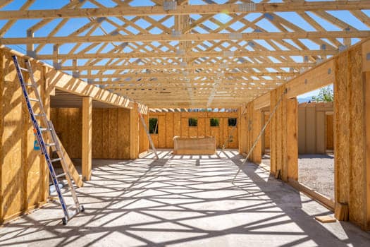 chantier maison bois toiture fermette