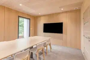 Chalet moderne intérieur bois Blokiwood (4)