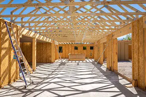 Montage rapide de murs Blokiwood et charpente bois pour construction RE2020