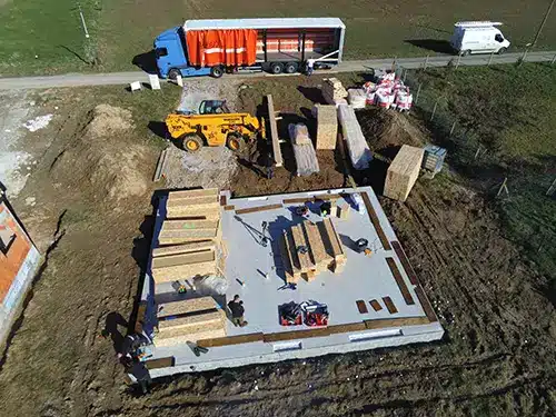 dépose de la lisse basse sur dalle béton pour la construction de maison bois blokiwood