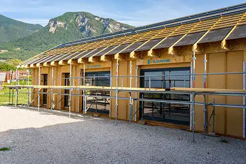 structure avec charpente et menuiseries pour construction de maison ossature bois