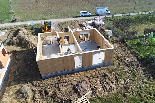 Maison bois en construction montage des murs blokiwood