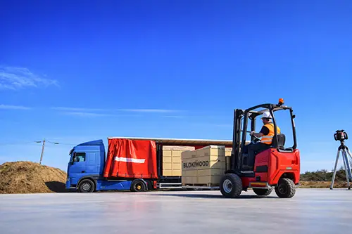 livraison maison en bois préfabriquée sur chantier