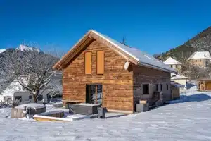 construction bois écologique maison individuelle chalet sous la neige