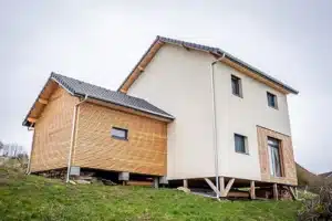 maison blokiwood sur dalle bois & pilotis terrain en pente