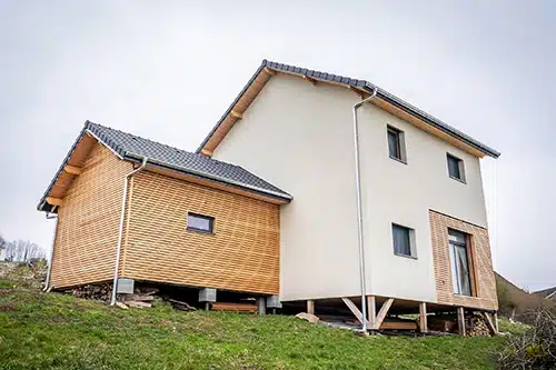 maison blokiwood sur pilotis terrain en pente