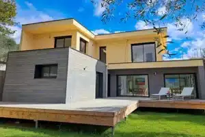 Maison 6 maison bois bardage et enduit toit plat dépassées de toit