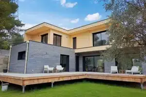 Maison 6 maison bois bardage et enduit toit plat dépassées de toit