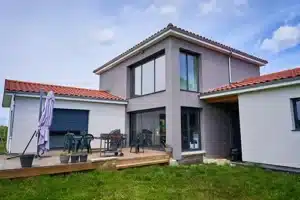 Maison 9 volumes differents vide sur sejour enduit toit pentu