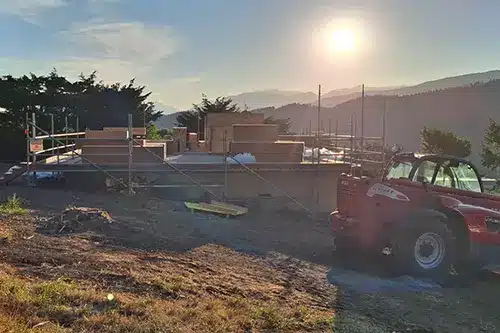 Chantier maison ossature bois montage des murs préfabriqués