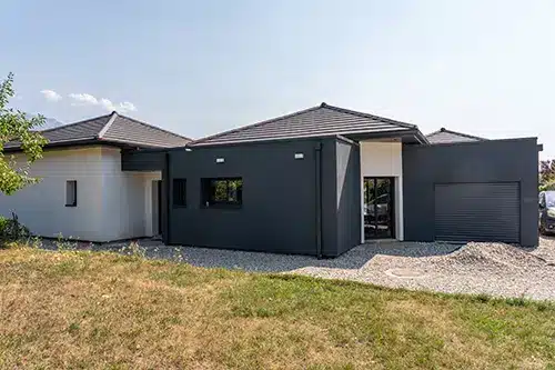 Maison bois avec façade enduite et toiture à fermettes réalisée à Lumbin (38)