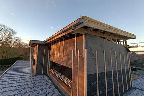 Maison bois en cours de construction pare pluie toit plat fermettes