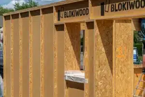 Blokiwood isolé avec paille hachée