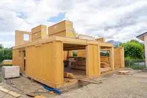 Chantier maison bois paille blocs pré-isolés