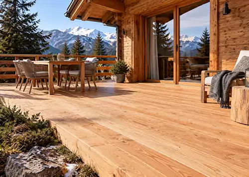 Terrasse en mélèze alpin style chalet rustique